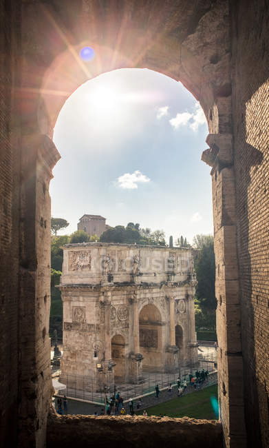 Vista dal Colosseo dell'Arco di Costantino, Roma, Italia — Foto stock