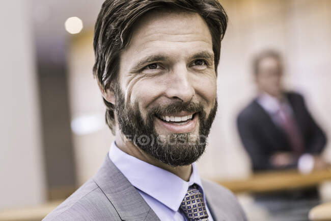 Feliz hombre de negocios maduro en balcón de oficina - foto de stock
