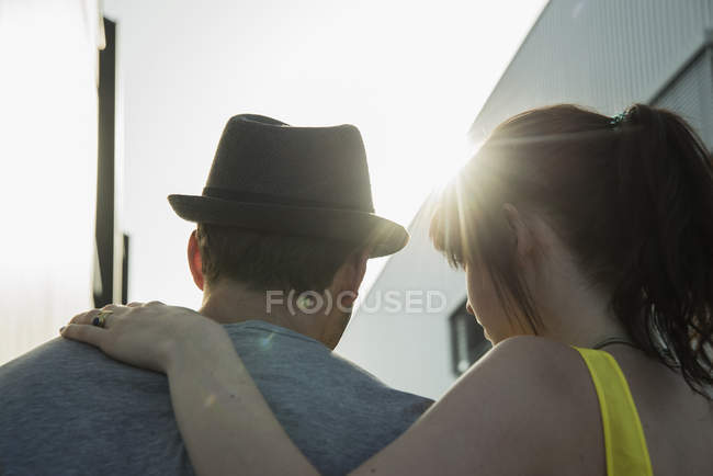Close up rear view of young couple in street — Stock Photo