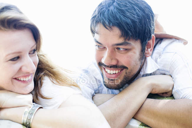 Retrato de pareja mirándose de cerca - foto de stock