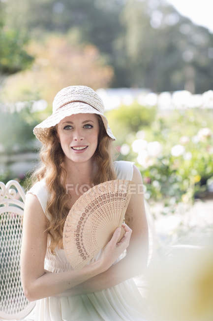 Portrait de jeune femme avec ventilateur à main — Photo de stock