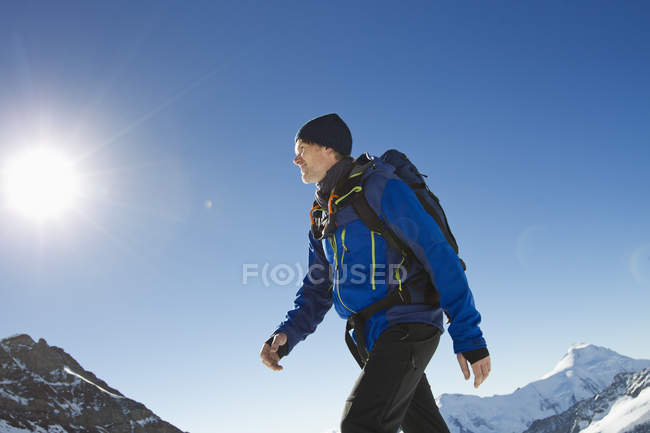 Man hiking in snow covered mountains, Jungfrauchjoch, Grindelwald, Switzerland — Stock Photo