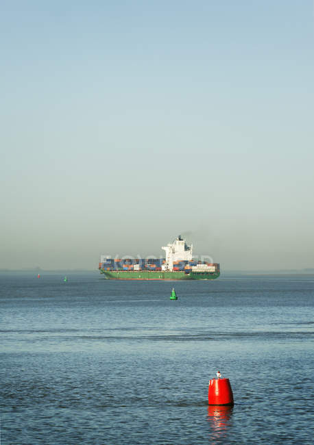 Containership navegando no rio Westerschelde, em direção ao porto de Antuérpia, Riland, Zelândia, Países Baixos — Fotografia de Stock