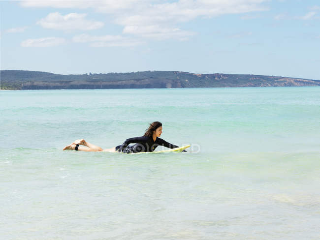 Серфер в море, Roadknight, Виктория, Австралия — стоковое фото