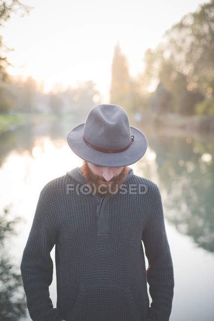 Jovem homem usando chapéu — Fotografia de Stock