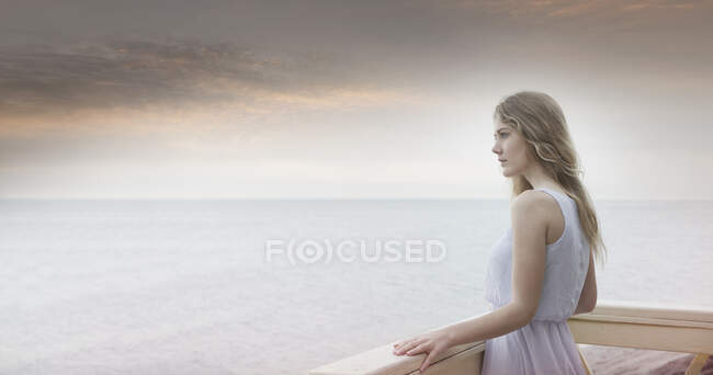 Jovem mulher olhando para o mar a partir da varanda, Miami Beach, Flórida, EUA — Fotografia de Stock