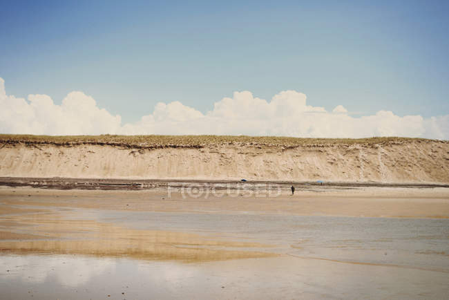 Vista à distância do surfista em Beach, Lacanau, França — Fotografia de Stock