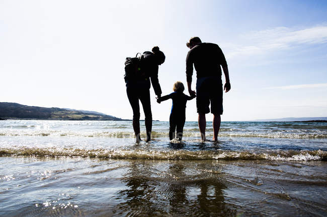 Família de mãos dadas na praia, Loch Eishort, Ilha de Skye, Hébridas, Escócia — Fotografia de Stock