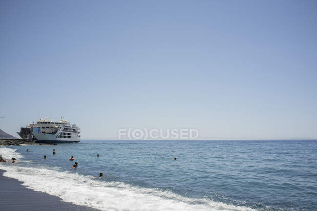 Agia Roumeli resort with tourists in water at daytime, Crete — Stock Photo