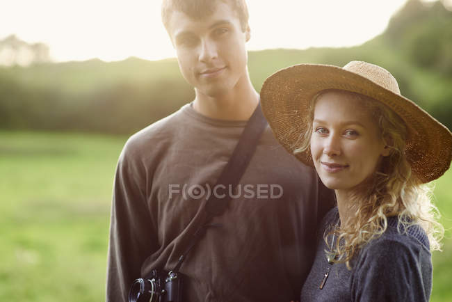 Portrait de jeune couple romantique dans le domaine rural — Photo de stock