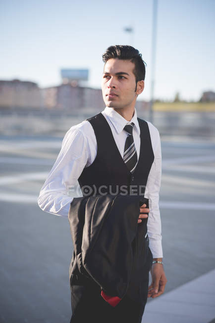 Молодой бизнесмен с курткой — стоковое фото