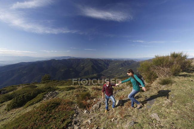 Caminhantes caminhando no topo da colina, Montseny, Barcelona, Catalunha, Espanha — Fotografia de Stock