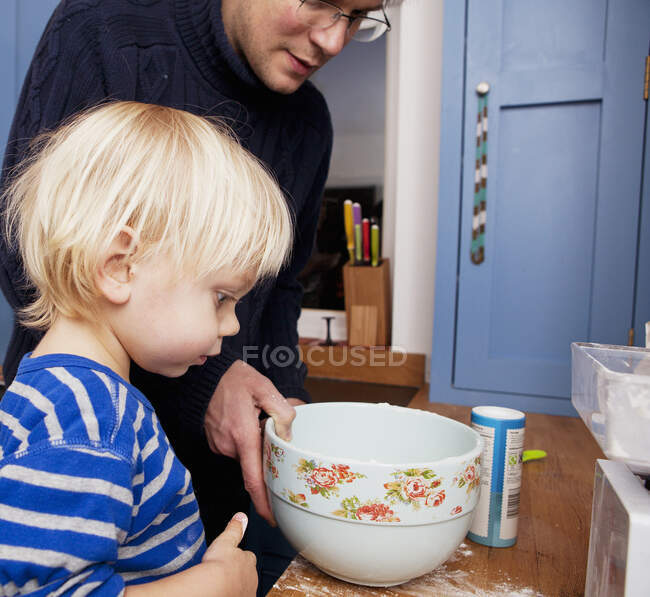 Father baking with son in kitchen — Stock Photo