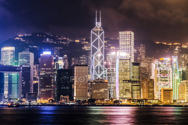Vista à distância do Skyline de Hong Kong à noite, China — Fotografia de Stock