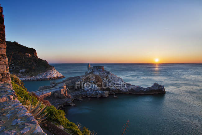 Coucher de soleil sur la mer à Porto Venere, Italie — Photo de stock