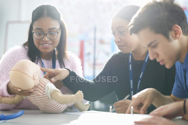 Estudiantes universitarios en clase de cuidado infantil - foto de stock