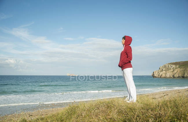 Mulher madura olhando para a água do mar, Camaret-sur-mer, Bretanha, França — Fotografia de Stock