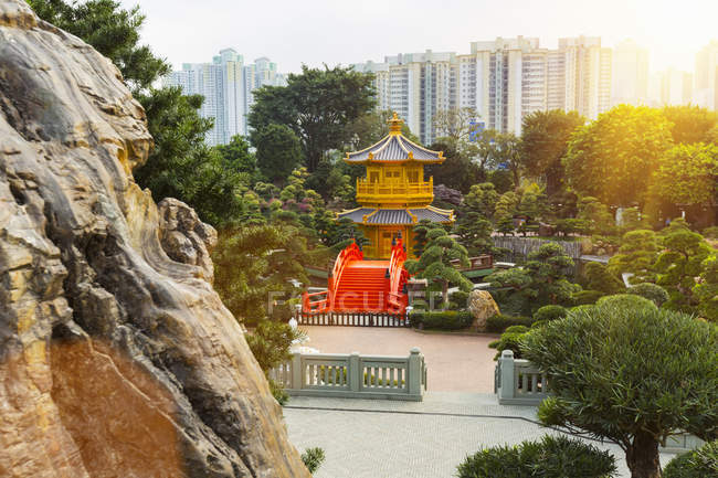 Pagoda y pabellón, Nan Lian Garden, Diamond Hill, Hong Kong, China - foto de stock