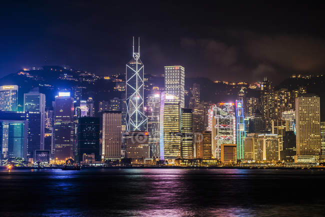Vista lejana del horizonte por la noche, Hong Kong, China - foto de stock