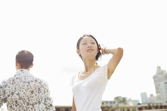 Молода жінка туристичних дивлячись на її плечах, набережної Вайтань, Шанхай, Китай — стокове фото
