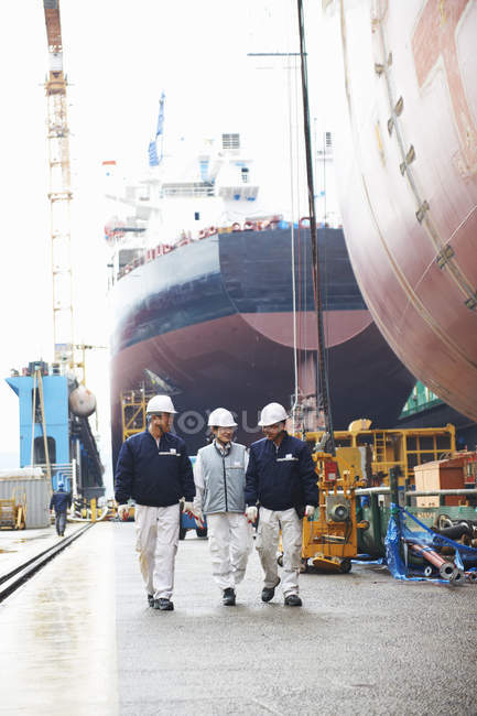 Lavoratori che attraversano i cantieri navali, GoSeong-gun, Corea del Sud — Foto stock