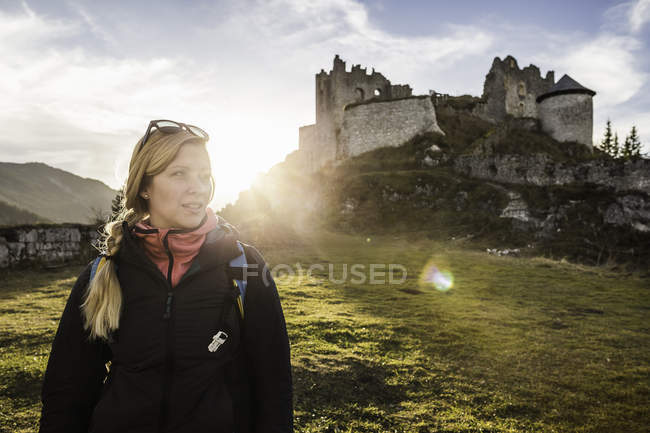 Jeune randonneuse devant les ruines du château d'Ehrenberg, Reutte, Tyrol, Autriche — Photo de stock