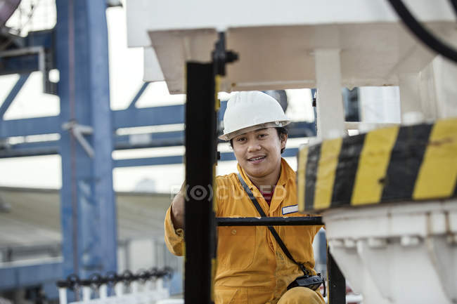 Porträt eines Arbeiters auf einem Öltanker im Hafenbecken — Stockfoto