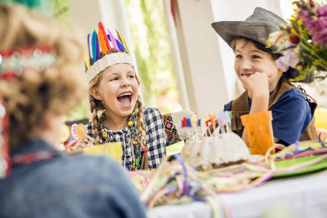 Ragazzi e ragazza ridendo alla festa di compleanno dei bambini — Foto stock