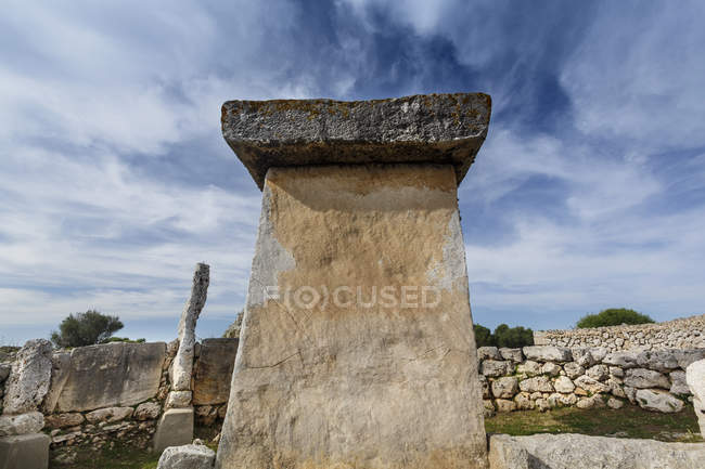 Перегляд taula, стародавні руїни Talayotic, Менорка, Іспанія — стокове фото