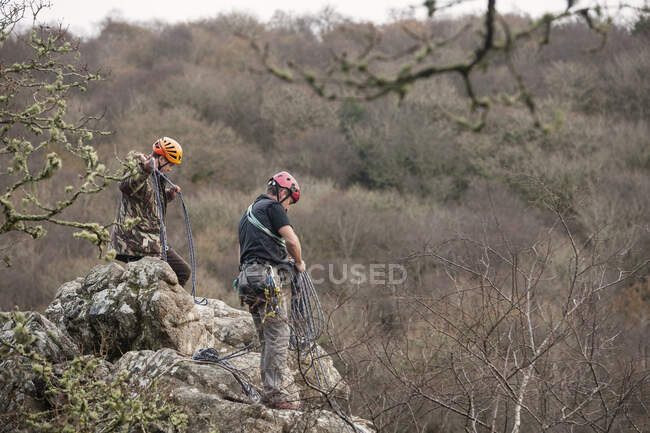 Two male rocks climbers with ropes — Stock Photo