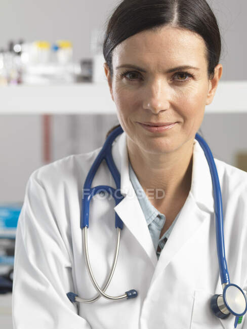 Médico en el escritorio esperando paciente - foto de stock