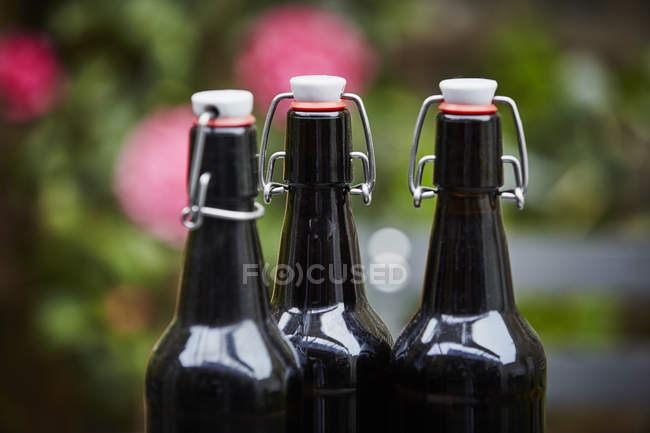 Tre bottiglie di birra, primo piano colpo — Foto stock