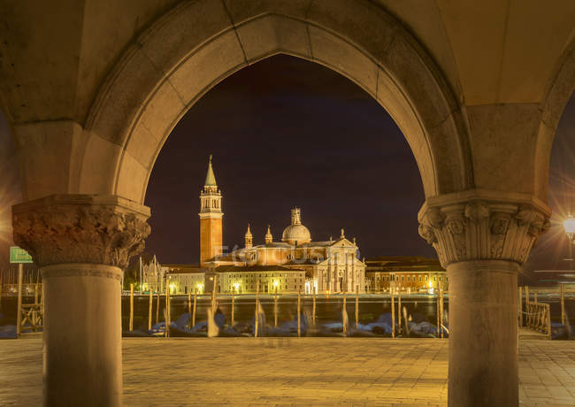 Vista de la isla de San Giorgio Maggiore por la noche, Venecia, Véneto, Italia - foto de stock