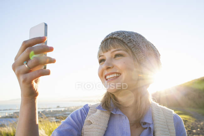 Mujer joven tomando selfie con smartphone - foto de stock