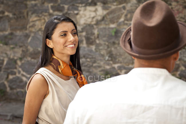 Mujer adulta de pie con el hombre, sonriendo - foto de stock