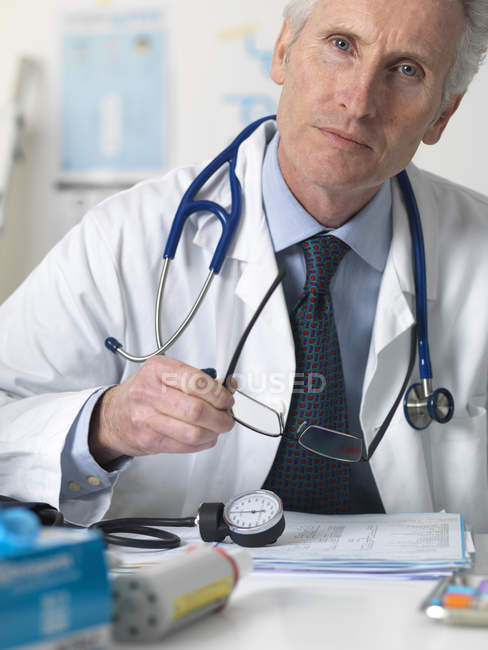 Primer retrato del médico consultando a un paciente en el consultorio - foto de stock
