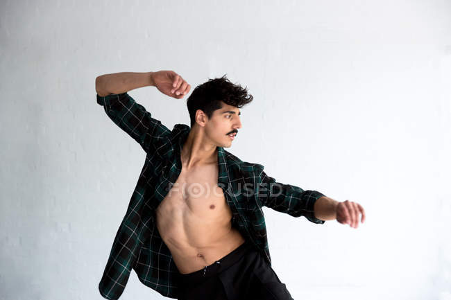 Vista frontale del ballerino che pratica in studio — Foto stock