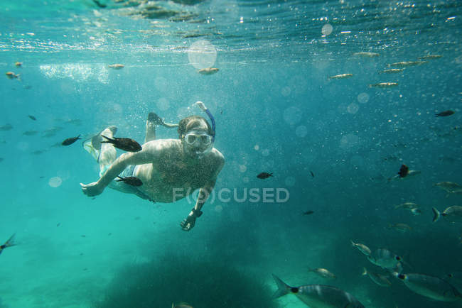 Vista subaquática do homem maduro snorkeling, Menorca, Ilhas Baleares, Espanha — Fotografia de Stock