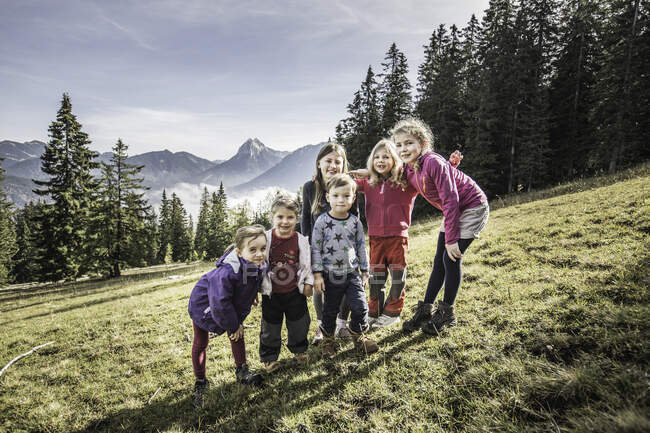 Ritratto di due donne e quattro bambini sul campo, Achenkirch, Austria — Foto stock