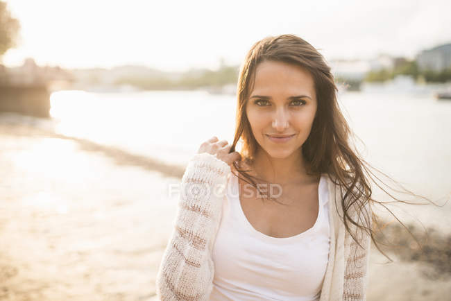 Jeune femme aux cheveux bruns, portrait — Photo de stock
