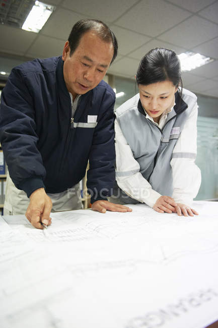 Рабочие рассматривают планы судна, Го Сон Гун, Южная Корея — стоковое фото