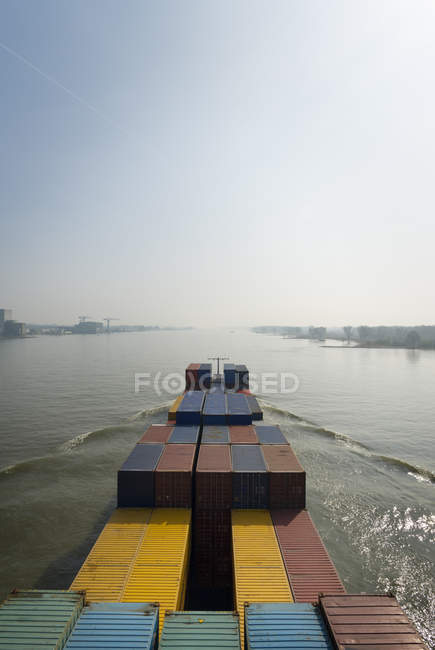 Вантажне судно на річці Waal, Горинхэм, Південна Голландія — стокове фото