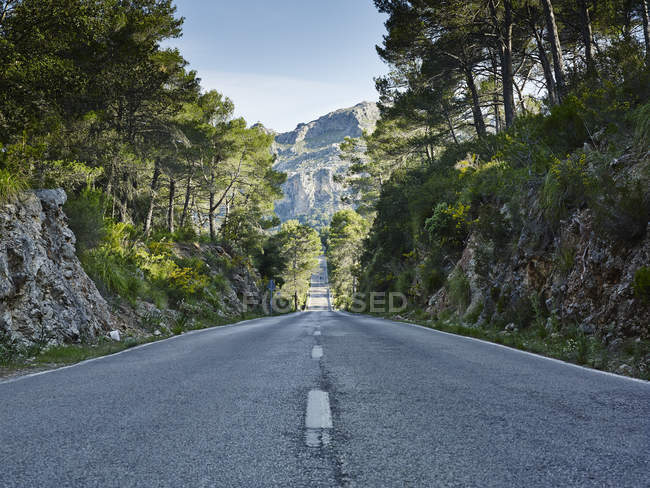 Estrada vazia através das montanhas, Maiorca, Espanha — Fotografia de Stock