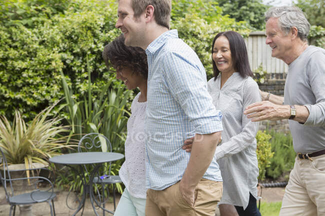 Familia disfrutando de paseo en jardín - foto de stock