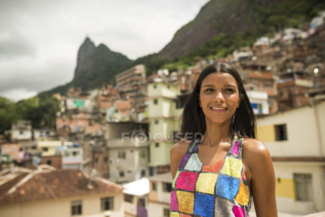 Porträt einer jungen Frau, Favela Santa Marta, Rio de Janeiro Brasilien — Stockfoto