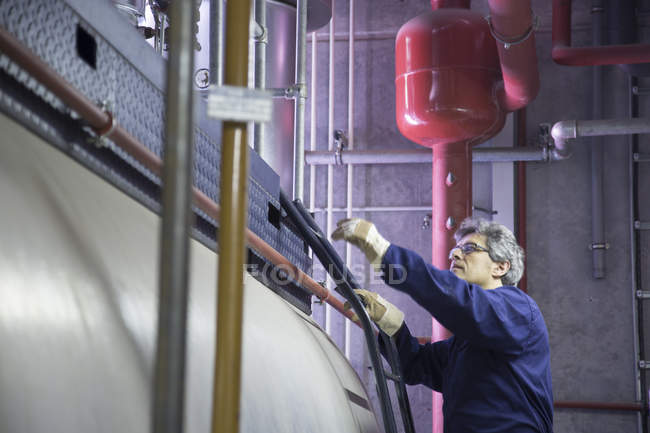 Engenheiro a subir em degraus na central eléctrica — Fotografia de Stock