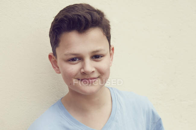 Portrait of boy in front of wall — Stock Photo