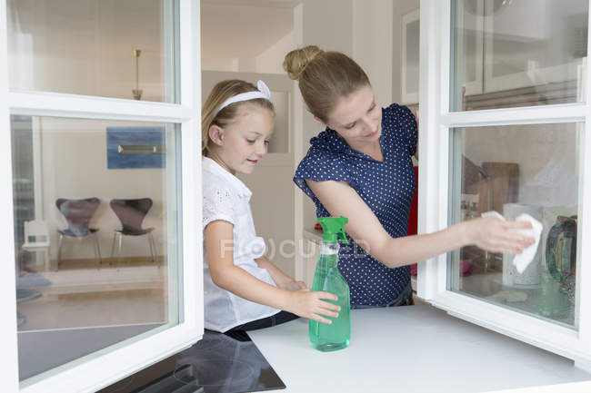 Mutter und Tochter beim Fensterputzen — Stockfoto