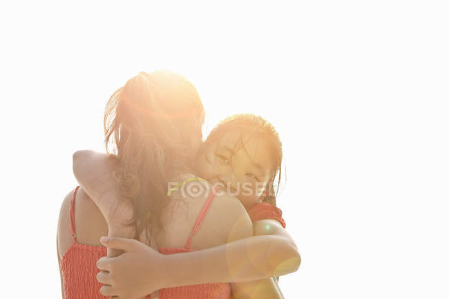 Вид через плечо на девушку, обнимающую мать — стоковое фото