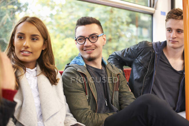 Gruppo di giovani amici in viaggio in treno — Foto stock